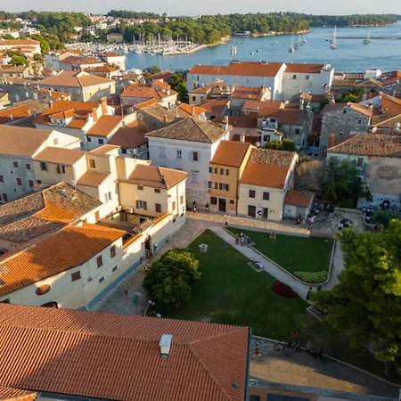In Old Town By Waterfront Appartement
